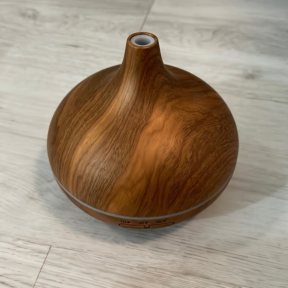 Essential Oil Diffuser - Picture 1 of 7